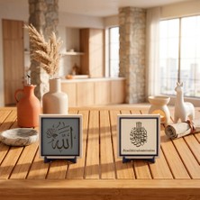 Miawiki Mat Deri Görünümlü Arka Plan Üzerinde Lafz-I Celâl Hat Sanatı ve Arapça Besmele Bir Arada Masa Dekoru 10X10 Cm, Pudra - Kül Gri