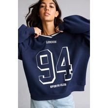 DeFacto Oversize V Yaka Çizgili Yaka Detaylı Baskılı Sweatshirt I0201AX26AU
