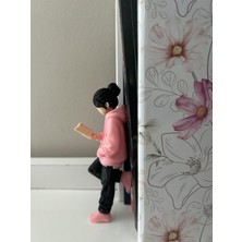El Yapımı Kitap Kurdu Kitap Okuyan Kız Figürü | 3D Renkli Baskı | Urban Stil Kitaplık Dekoru | Özel Tasarım Dekoratif Biblo 12 cm