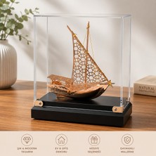 Meya Design Kutulu Pirinç Dekoratif Gemi – Cam Kutulu Denizcilik Temalı Masaüstü Dekor 16×14 cm
