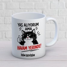 Ajans 313 AJANS313 Kişiye Özel Yaş Alıyorum Ama Havam Yerinde Kupa Bardak - Gözlüklü Kedi Tasarımlı Esprili Doğum Günü Hediyesi