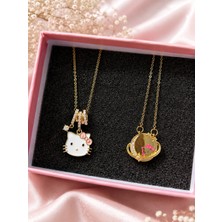 Deryora Hello Kitty 2’li Kolye Seti Pembe Takı Kutulu Gold Renkli Sevimli Kedi Figürlü Kolye Şık ve Zarif Kadın Takı Seti Hediye Seçeneği