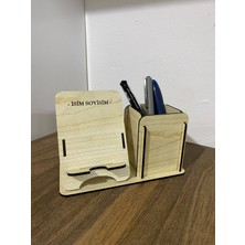 Vexlo Design Studio Isme Özel Ahşap Kalemlikli Telefon Standı – Masaüstü Düzenleyici Organizör