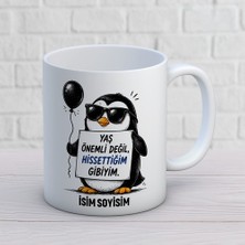 Ajans 313 AJANS313 Kişiye Özel Yaş Önemli Değil Hissettiğim Gibiyim Kupa Bardak - Balonlu Penguen Tasarımlı Hediye