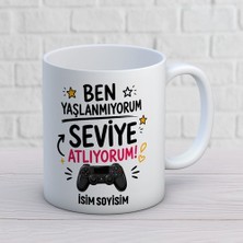 Ajans 313 AJANS313 Kişiye Özel Ben Yaşlanmıyorum Seviye Atlıyorum Kupa Bardak - Gamer Tasarımlı Doğum Günü Hediyesi