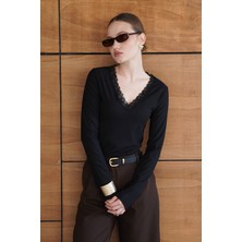 Yakası Dantel Detaylı Bluz | F2088