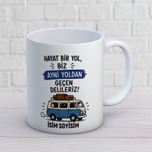AJANS362 Kişiye Özel Arkadaş Tasarımlı Aynı Yoldan Geçen Delileriz Yazılı Isimli Seramik Kupa
