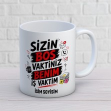AJANS466 Kişiye Özel Ofis Çalışanı Tasarımlı Sizin Boş Vaktiniz Benim Iş Vaktim Isimli Kupa