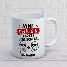 AJANS391 Kişiye Özel Arkadaş Tasarımlı Aynı Deliliğin Farklı Versiyonları Isimli Seramik Kupa