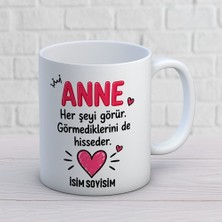 Ajans 313 AJANS354 Kişiye Özel Anne Tasarımlı Her Şeyi Görür Yazılı Isimli Seramik Kupa Bardak