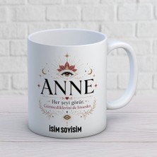 Ajans 313 AJANS326 Kişiye Özel Anne Tasarımlı Her Şeyi Görür Yazılı Isimli Seramik Kupa Bardak