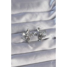 Inure Jewelry Pirinç Gümüş Renk İnci Detay Çiçek Tasarımlı Küpe