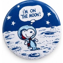Fynbos Snoopy Ayda Rozeti | 44 mm Metal Çanta Rozeti | Snoopy Fan Aksesuarı | Astronot Snoopy Pin | Y2K Vintage Çanta ve Ceket Rozeti