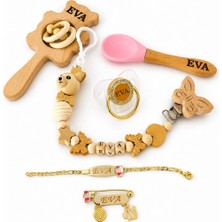 Shopfocus Kişiye Özel Isimli-Emzik 0-6-Emzik Askısı-Ahşap Çırngırak-Ahşap Bebek Mama Kaşığı-Bebek Künyesi Bileklik Zilkonyum-Bebek Yaka Iğnesi Zilkonyum-Anne Bebek-Hediyelik