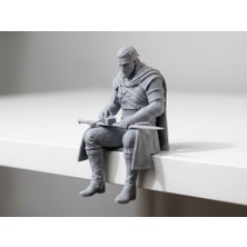 Renibo The Witcher Geralt Of Rivia Kenar Oturan Figür – Beyaz Renk-Masa Üstü ve Raflık Dekoratif Biblo