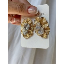Gözde Tasarım Butik Kadın Ithal Özel Seri Çiçek Şekilde Gümüş ve Altın Renklerde Çelik Küpe