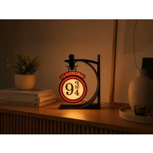 Tetra's Platform 9¾ Hary Potterr Temalı LED Gece Lambası – 3 Renk Modlu, 10 Kademe Parlaklık Ayarlı Masaüstü Dekoratif Aydınlatma