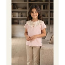 Tuffy Açık Pembe – Kız Çocuk Dantel Yaka Detaylı Krem T-Shirt Rahat Kesim