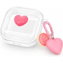 CoverZone Samsung Galaxy Buds 4 / Buds 4 Pro ile Uyumlu Heartpop 3D Kalpli Şeffaf Kulaklık Kılıfı – Pembe Karabinalı, Kalp ve Smiley Charm Aksesuarlı Koruyucu Kulaklık Kabı