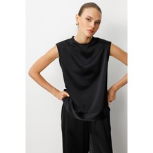 Mizalle Kolsuz Basic Saten Siyah Bluz