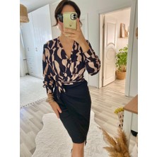 Alyn Wear Kadın Uzun Kollu Kruvaze Yaka Dijital Baskılı Fiyonk Detay Atlas Kumaş Elbise