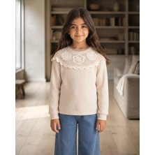Tuffy Krem – Kız Çocuk Latte Renk Jakarlı Örme Sweatshirt Şık Dantel Detaylı