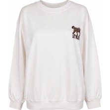 Trender Kuzu Nakış O Yaka Ekru Kadın Sweatshirt 27KDT1000025