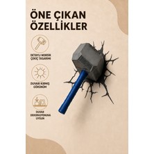 Eb Studio Çekiç Duvar Dekoru – Kırık Duvar Görünümlü Mavi Saplı Dekoratif Çekiç