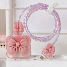 Happy Trend Şarj Aleti Kılıfı & Kablo Koruyucu Set – iPhone 18W/20W Uyumlu | Adaptör Kılıfı, Kablo Düzenleyici, Şarj Ucu Koruyucu – 4'lü Set (Pembe Kurdele)