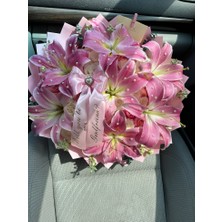 Lady Flowers Solmayan 30 Lu Gül ve 15 Adet Lilyum Buketi Taşlı Kurdeleli Sevgiliye Özel Unutulmaz Hediye Yapay Çiçek
