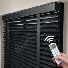 Jaluzi By Konsept Dekor Motorlu Ahşap Jaluzi Perde 50 mm %100 Orjinal Ahşap Kurdeleli Antrasit Renk