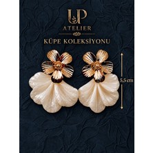 Up Atelier Beyaz Yapraklı Gold Çiçek Küpe 5,5cm