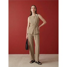Lizay Dress Frame Vest Model