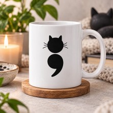 Ajans 313 Minimal Kedi Noktalı Virgül Sembollü Baskılı Kupa – Kedi Sever Hediyesi