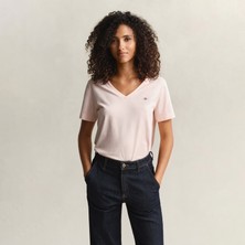 Gant Kadın Pembe V Yaka Regular Fit Logolu T-Shirt