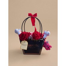 Kahramanoğlu Flowers – Aşkın Tatlı Dokunuşu: Kırmızı Gül & Peluş Figürlü Çanta Aranjmanı