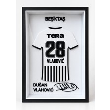 Bukalemun Shop Beşiktaş Dušan Vlahović 28 3D Kabartmalı Forma Çerçevesi – Dekoratif Taraftar Tablosu