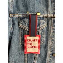 Ziv El Yapımı Kaliteye Hoş Geldiniz Yazılı Pötikare Kumaş Broş ve Rozet