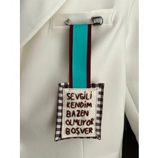 Ziv El Yapımı Sevgili Kendim Bazen Olmuyor Boşver Yazılı Nakışlı Kumaş Broş ve Rozet