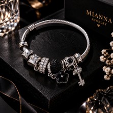 Mianna Kadın Charm Bileklik Gümüş Renkli Siyah Taşlı Çiçek ve Anahtar Figürlü Şık Bileklik