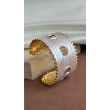 Dore Collection Premium 14K Altın Kaplama Gerçek & Deniz Mineli El Işçiliği Kelepçe Bileklik