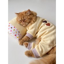 Kemique Winter Hearts Kedi Uyku Seti | Penye Kedi Tulum ve Mini Yastık Takımı | Pamuklu | Tüy Dökülmesini Azaltır |