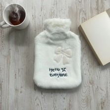Varsoph Hello Everyone Yazılı Kurdeleli Beyaz Peluş Sıcak Su Torbası 1 Lt – Yumuşak Kılıf, Uzun Süre Sıcak Tutan Termal Su Torbası