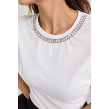 İnci Türkay Kadın Tasarım T-Shirt Taş ve Zincir Işleme Detaylı  Kısa Kol Beyaz Bluz