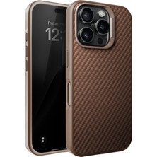 Happy Trend iPhone 16 Pro Max Için Fiber Karbon Materyal Arka Bölüm Metal Lens Çerçeveli ve Metal Tuşlu Sararmayan ve Çizilmeyen Güçlü Darbe Emici Premium Silikon Kılıf (Çöl Titanyum, 16 Pro Max)