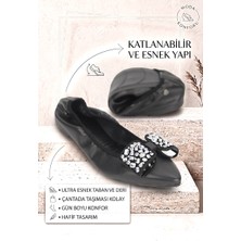 BAYÇAĞRI Nerisa Katlanabilir Esnek Yumuşak Kaymaz Taban Siyah Cilt Köşe Taş Detaylı Sivri Burun Kadın Babet Ayakkabı