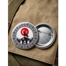 FikArt Kayalık Zirvede Uluyan Bozkurt Ay Yıldızlı Kırmızı Dolunay ve Çamlar 58MM Buton Rozeti