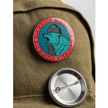 FikArt Orhun Abidesi Balbal Önünde Uluyan Bozkurt ve Göktürkçe Harf Bordürlü 58MM Buton Rozeti