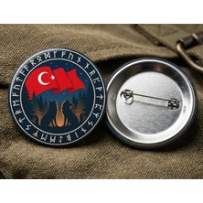FikArt Geleneksel Türk Otağı Al Bayrak ve Bozkurt Silüeti Bozkır Manzaralı 58MM Buton Rozeti