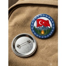 FikArt Karlı Dağlar Gece Çam Ormanı Kamp Ateşi ve Dalgalanan Türk Bayrağı 58MM Buton Rozeti